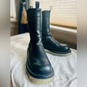 Black leather Chelsea boot